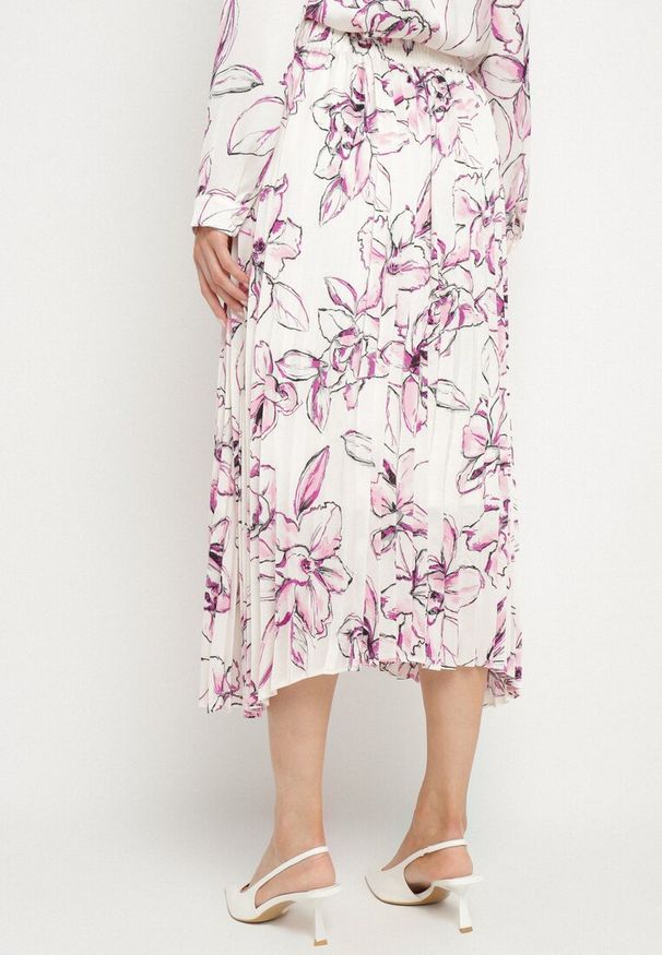 Born2be - Biało-Fuksjowa Spódnica z Wiskozą Zdobiona Plisami i Kwiatowym Wzorem Firavia. Okazja: na co dzień. Kolor: biały. Materiał: wiskoza. Wzór: kwiaty, aplikacja. Styl: casual