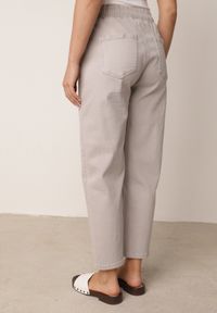 Born2be - Szare Bawełniane Jeansy Typu Mom Fit z Wysokim Stanem i Sznurkiem Viviarinia. Okazja: na co dzień. Stan: podwyższony. Kolor: szary. Styl: casual #7