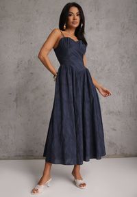 Renee - Granatowa Rozkloszowana Sukienka z Bawełny na Ramiączka Zdobiona Haftem Adozaphaura. Okazja: na co dzień, na randkę, na imprezę. Typ kołnierza: dekolt gorset. Kolor: niebieski. Wzór: aplikacja, haft. Typ sukienki: rozkloszowane, gorsetowe. Materiał: bawełna. Długość rękawa: na ramiączkach. Sezon: lato. Styl: casual #1