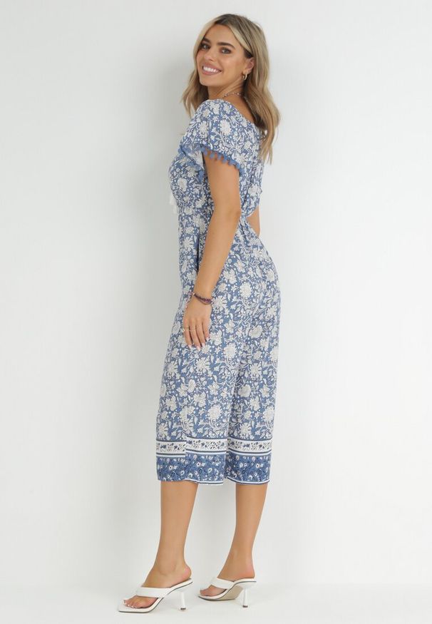 Born2be - Niebieski Kombinezon Hesonia. Kolor: niebieski. Długość rękawa: krótki rękaw. Długość: krótkie. Wzór: ażurowy, aplikacja, kwiaty. Styl: wakacyjny, boho