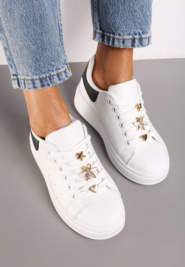 Renee - Biało-Czarne Sneakersy na Platformie Wykończone Cyrkoniowymi Aplikacjami Vliorina. Nosek buta: okrągły. Zapięcie: sznurówki. Kolor: biały. Materiał: materiał. Wzór: aplikacja. Obcas: na platformie. Wysokość obcasa: niski