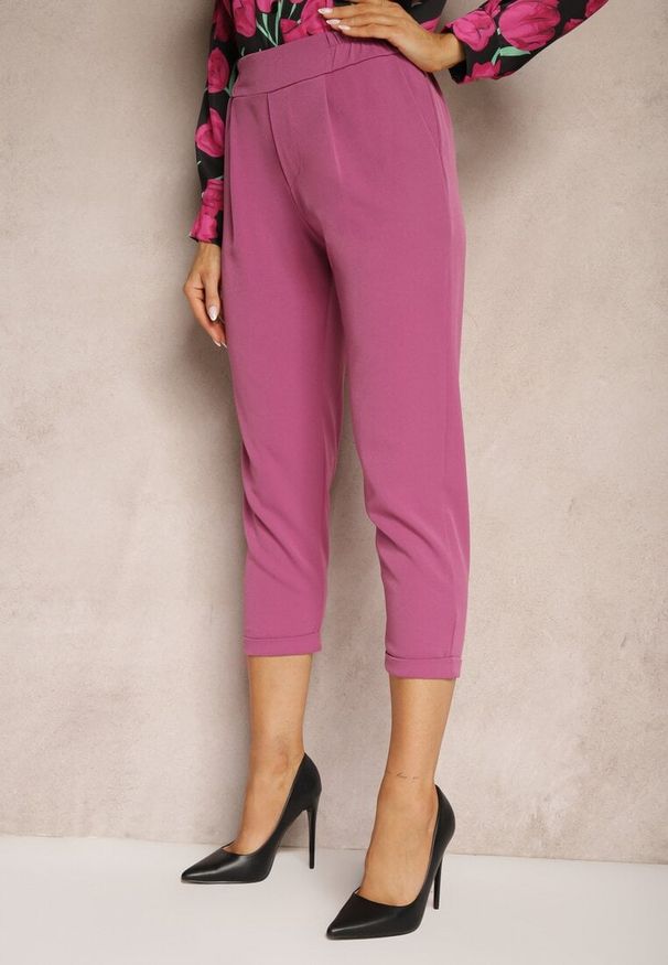 Renee - Fuksjowe Spodnie o Długości 3/4 z Kieszeniami i Gumką w Talii Saivon. Okazja: na co dzień. Stan: podwyższony. Kolor: różowy. Materiał: koronka. Styl: casual, elegancki