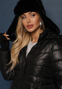 Renee - Czarna Długa Kurtka z Kapturem i Dwustronnym Suwakiem Zdobiona Pikowaniem Sanvela. Okazja: na co dzień. Typ kołnierza: kaptur. Kolor: czarny. Materiał: dzianina, jeans. Długość rękawa: długi rękaw. Długość: długie. Wzór: aplikacja. Styl: elegancki, casual #3