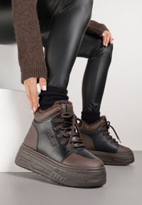 Born2be - Czarno-Brązowe Sneakersy Śniegowce Vices na Grubej Podeszwie z Tłoczeniem Ozdobione Napisem Fettania. Okazja: na co dzień. Kolor: czarny. Materiał: jeans, puch, skóra. Wzór: aplikacja, napisy