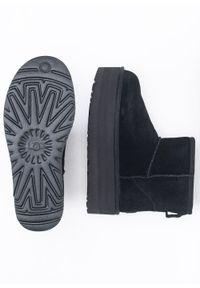Ugg - Buty zimowe damskie czarne UGG W CLASSIC MINI PLATFORM. Kolor: czarny. Materiał: poliester, wełna, skóra, zamsz, lyocell. Szerokość cholewki: normalna. Wzór: aplikacja. Sezon: zima. Obcas: na platformie #3