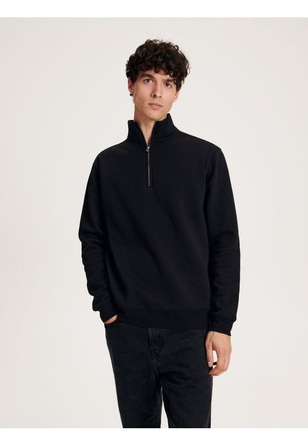 Reserved - Gładka bluza ze stójką - czarny. Typ kołnierza: kołnierzyk stójkowy. Kolor: czarny. Materiał: dzianina, bawełna. Wzór: gładki