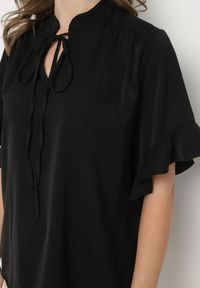 Born2be - Czarna Bluzka Ozdobiona Wiązaniem i Falbanami Fademina. Okazja: na co dzień. Kolor: czarny. Materiał: jeans. Wzór: aplikacja. Styl: klasyczny, casual