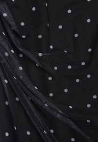 Born2be - Czarna Sukienka w Kropki z Dekoltem w Kształcie Łódki o Dopasowanym Fasonie Kallironis. Okazja: na spotkanie biznesowe, na co dzień. Typ kołnierza: dekolt w łódkę. Kolor: czarny. Materiał: materiał. Długość rękawa: bez rękawów. Wzór: kropki. Typ sukienki: proste, dopasowane. Styl: elegancki, biznesowy, casual #4