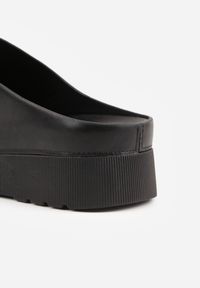 Born2be - Czarne Minimalistyczne Klapki na Grubej Podeszwie z Szerokim Paskiem Aciane. Okazja: na co dzień. Kolor: czarny. Materiał: satyna. Wzór: haft. Styl: casual #9