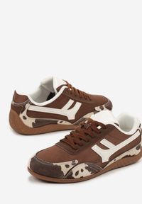 Born2be - Brązowe Sneakersy w Łaty Ozdobione Geometrycznym Wzorem Arulia. Okazja: na co dzień, na spacer. Kolor: brązowy. Materiał: jeans. Wzór: aplikacja, geometria. Sport: turystyka piesza #4
