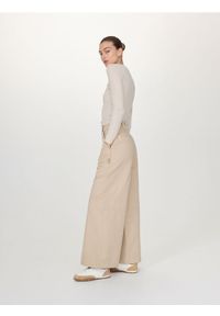 Reserved - Spodnie z szerokimi nogawkami - beżowy. Kolor: beżowy. Materiał: bawełna, tkanina. Wzór: gładki #1