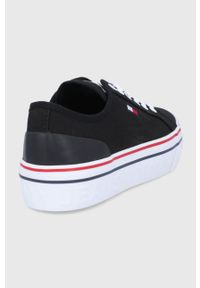 Tommy Jeans Tenisówki damskie kolor czarny. Nosek buta: okrągły. Zapięcie: sznurówki. Kolor: czarny. Materiał: guma. Obcas: na platformie