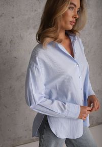 Renee - Jasnoniebieska Koszula Oversize z Bawełną Ozdobiona Paseczkami Anastene. Okazja: na co dzień. Typ kołnierza: kołnierzyk klasyczny. Kolor: niebieski. Materiał: bawełna. Wzór: aplikacja. Styl: elegancki, casual, klasyczny #2
