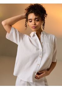 Sinsay - Wiskozowa koszula z krótkim rękawem z domieszką lnu - biały. Kolor: biały. Materiał: wiskoza, len. Długość rękawa: krótki rękaw. Długość: krótkie #1