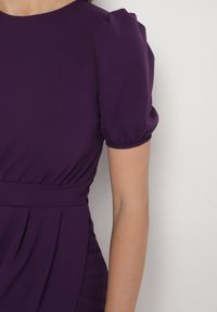 Born2be - Fioletowa Dopasowana Sukienka Ozdobiona Marszczeniem Iffovia. Okazja: na imprezę. Kolor: fioletowy. Wzór: aplikacja. Styl: klasyczny, elegancki #2