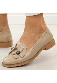 Beżowe półbuty damskie Jezzi 25128-3. Okazja: na co dzień. Nosek buta: okrągły. Kolor: beżowy. Szerokość cholewki: normalna. Wzór: kwiaty. Materiał: skóra. Sezon: wiosna, jesień, lato. Obcas: na obcasie. Styl: casual, elegancki, klasyczny. Wysokość obcasa: niski #1