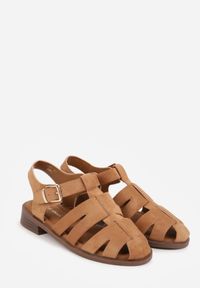 Born2be - Jasnobrązowe Sandały Gladiatorki z Zapięciem na Klamerkę Chisttema. Okazja: na spacer, na co dzień. Kolor: brązowy. Materiał: jeans. Wzór: ażurowy. Obcas: na płaskiej podeszwie. Styl: casual, klasyczny #4