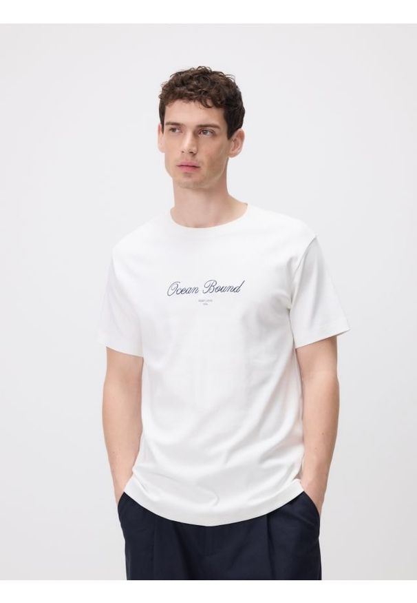 Reserved - T-shirt regular z haftem - złamana biel. Materiał: bawełna, dzianina. Wzór: haft