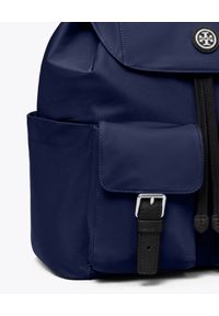 Tory Burch - TORY BURCH - Granatowy plecak Flap. Kolor: niebieski. Materiał: nylon. Wzór: aplikacja, paski