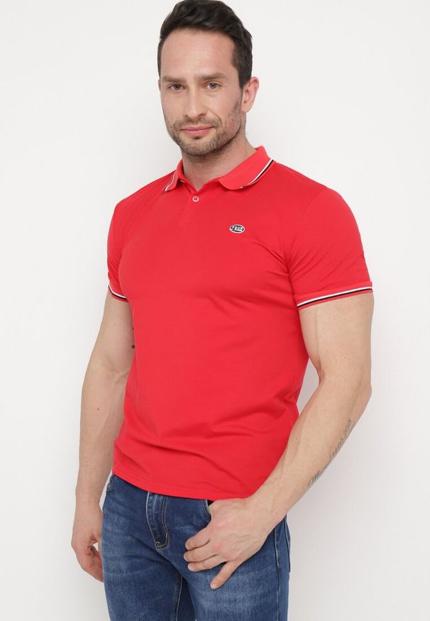 Born2be - Czerwona Bawełniana Koszulka Polo z Krótkim Rękawem i Kołnierzykiem Ozdobiona Paskami Vinneli. Okazja: na spotkanie biznesowe. Typ kołnierza: polo. Kolor: czerwony. Materiał: bawełna. Długość rękawa: krótki rękaw. Długość: krótkie. Wzór: aplikacja. Styl: elegancki, klasyczny, sportowy, biznesowy