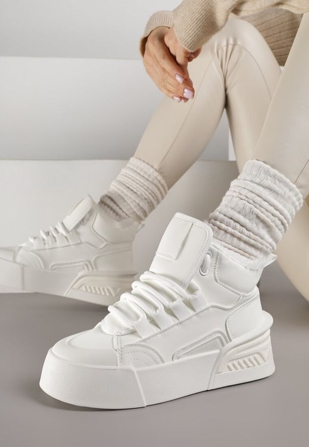 Renee - Białe Sneakersy z Ociepleniem na Platformie z Tłoczeniem Newedela. Okazja: na co dzień. Kolor: biały. Materiał: jeans. Obcas: na platformie