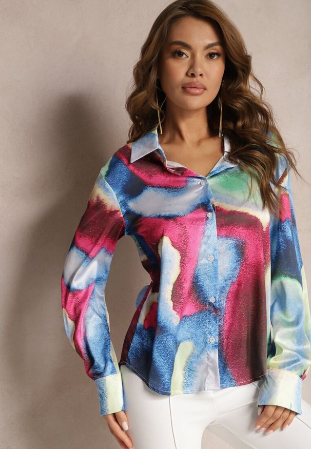 Renee - Niebiesko-Różowa Koszula Ozdobiona Kolorowym Wzorem Tie-Dye Vatrie. Kolor: niebieski. Wzór: aplikacja, kolorowy