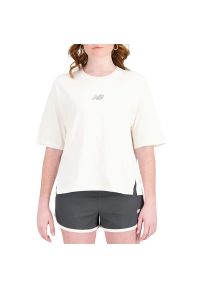 Koszulka New Balance WT31511GIE - biała. Kolor: biały. Materiał: materiał, bawełna. Długość rękawa: krótki rękaw. Długość: krótkie