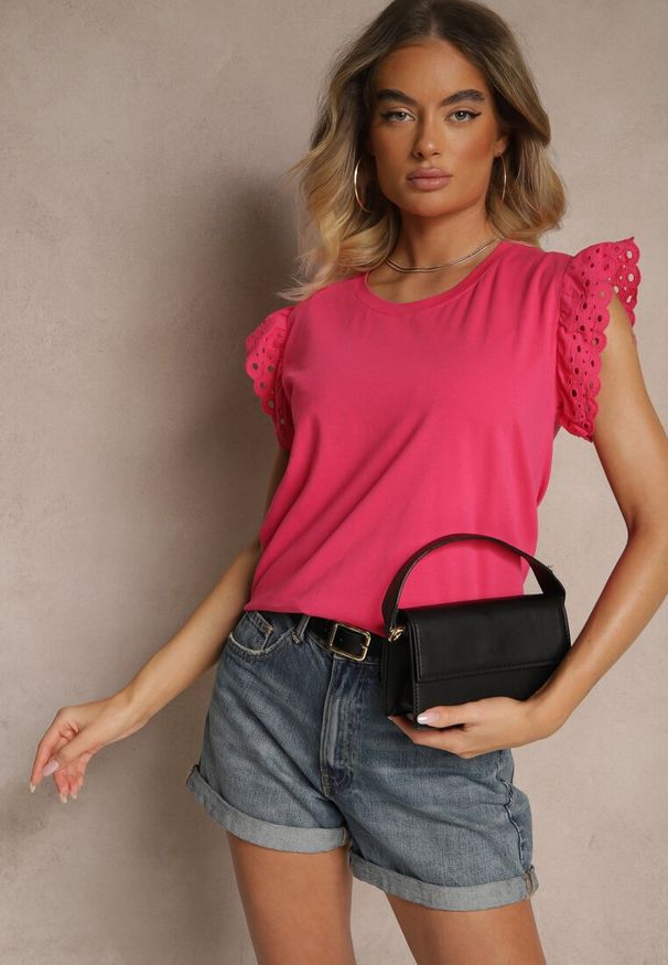 Renee - Różowa Bawełniana Bluzka z Krótkim Rękawem z Ażurowej Falbanki Voanira. Okazja: na co dzień. Typ kołnierza: kołnierz z falbankami. Kolor: różowy. Materiał: bawełna. Długość rękawa: krótki rękaw. Długość: krótkie. Wzór: ażurowy. Styl: elegancki, casual