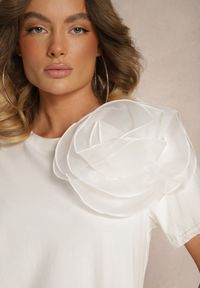 Renee - Biały Bawełniany T-shirt z Krótkim Rękawem i Ozdobnym Kwiatem Krissas. Okazja: do pracy, na spotkanie biznesowe, na co dzień. Kolor: biały. Materiał: bawełna. Długość rękawa: krótki rękaw. Długość: krótkie. Wzór: kwiaty. Styl: casual, elegancki, biznesowy