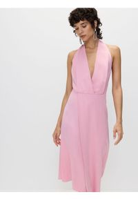 Reserved - Asymetryczna sukienka z odkrytymi plecami - fioletowy. Kolor: fioletowy. Materiał: tkanina, wiskoza. Typ sukienki: asymetryczne