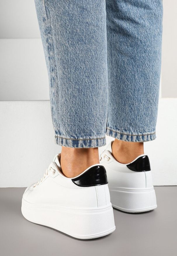 Born2be - Biało-Czarne Sneakersy na Grubej Podeszwie z Metaliczną Wstawką Desalita. Okazja: na co dzień. Zapięcie: sznurówki. Kolor: biały. Materiał: jeans