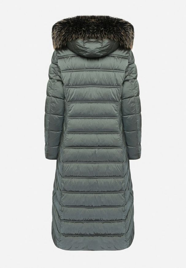Born2be - Zielona Pikowana Kurtka Zimowa o Długim Kroju z Odpinanym Kapturem z Futrem Mintoria. Okazja: na co dzień. Kolor: zielony. Materiał: futro. Długość: długie. Sezon: zima. Styl: casual, elegancki