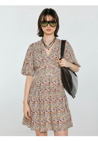 Big-Star - Sukienka damska mini z wiskozy z nadrukiem kremowa Viana 103. Typ kołnierza: kołnierzyk stójkowy. Kolor: kremowy. Materiał: wiskoza. Długość rękawa: krótki rękaw. Wzór: nadruk. Długość: mini #1