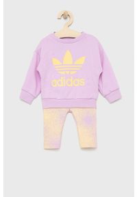 adidas Originals komplet dziecięcy kolor fioletowy. Kolor: fioletowy. Materiał: materiał. Wzór: nadruk #1