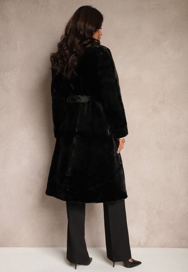 Renee - Czarny Szlafrokowy Płaszcz Wiązany w Talii z Futerka Izalora. Okazja: na co dzień. Kolor: czarny. Materiał: futro. Sezon: zima, jesień. Styl: casual, elegancki