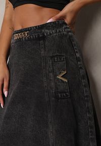 Renee - Czarna Bawełniana Spódnica Maxi Rozkloszowana z Jeansu z Ozdobnym Łańcuszkiem Viralle. Kolor: czarny. Materiał: bawełna, jeans. Sezon: lato. Styl: boho, elegancki