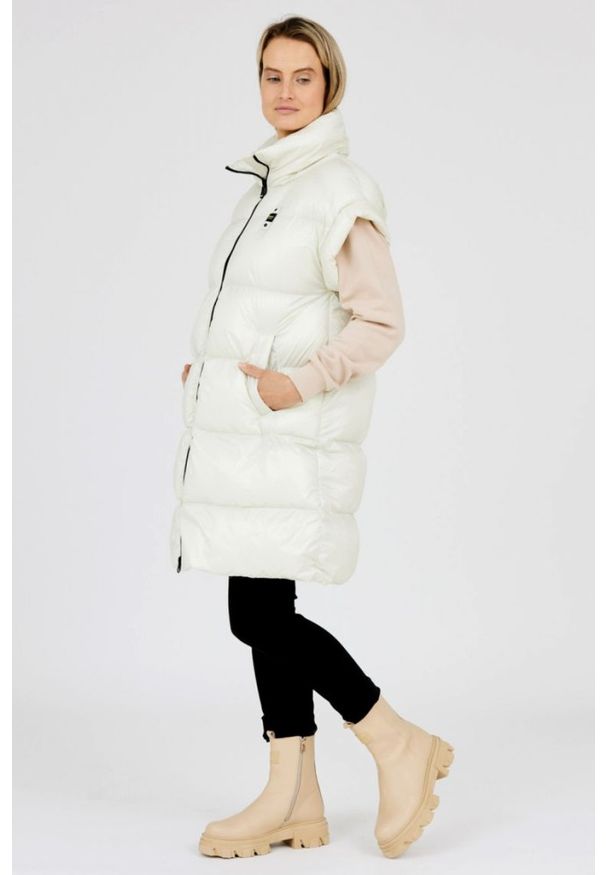 Blauer USA - BLAUER Ecru długi bezrękawnik damski Daisy, Rozmiar S. Kolor: biały, beżowy. Materiał: poliamid. Długość rękawa: bez rękawów. Długość: długie
