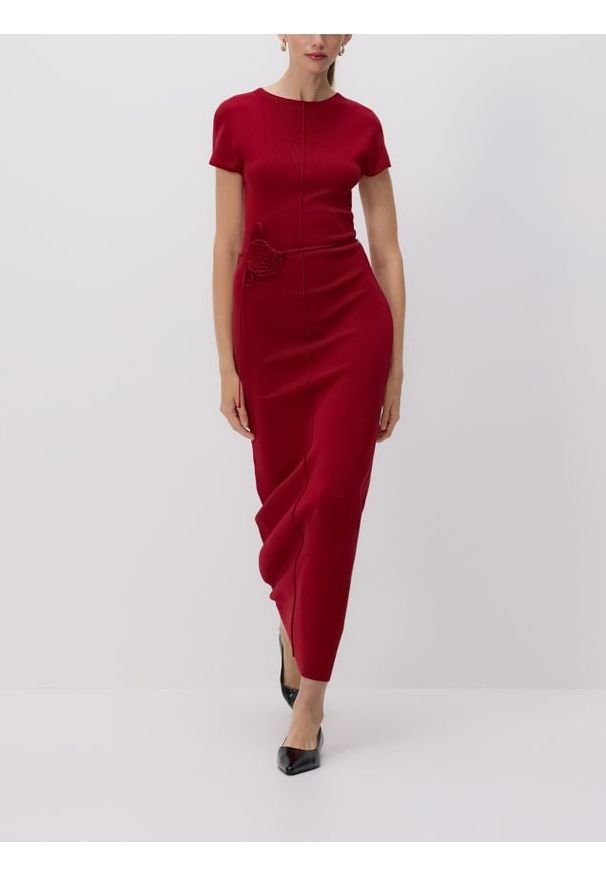 Reserved - Sukienka maxi z ozdobnym paskiem - czerwony. Kolor: czerwony. Materiał: dzianina, wiskoza. Długość: maxi