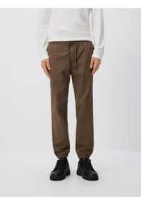 Reserved - Bawełniane spodnie jogger - ciemnobrązowy. Kolor: brązowy. Materiał: bawełna #1