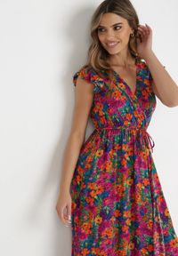 Born2be - Fuksjowa Sukienka Oceshi. Typ kołnierza: kokarda, kołnierz z falbankami. Kolor: różowy. Materiał: materiał. Wzór: kwiaty. Typ sukienki: kopertowe. Długość: maxi #5