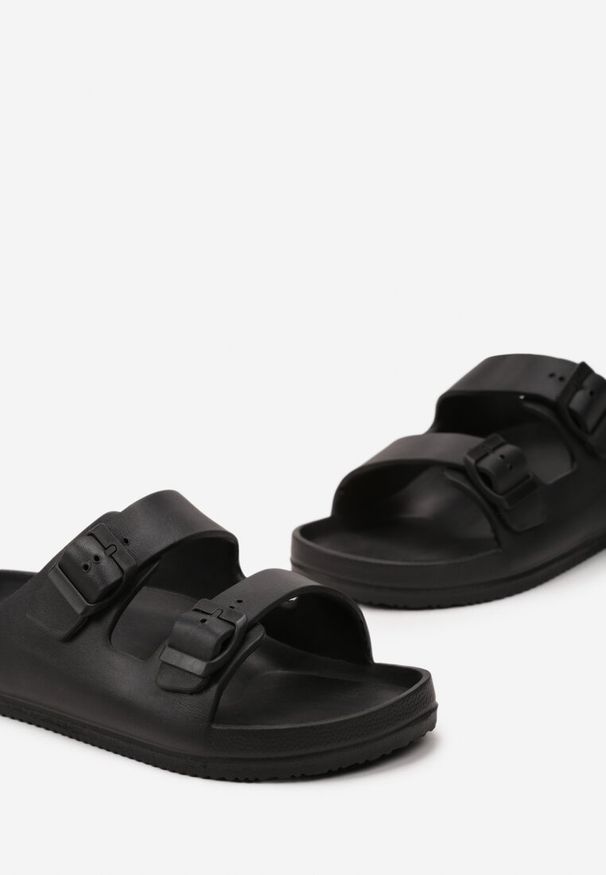 Born2be - Czarne Klapki z Piankowego Materiału z Klamrami Lisena. Okazja: na plażę, na co dzień. Kolor: czarny. Materiał: materiał. Sezon: lato. Styl: elegancki, casual
