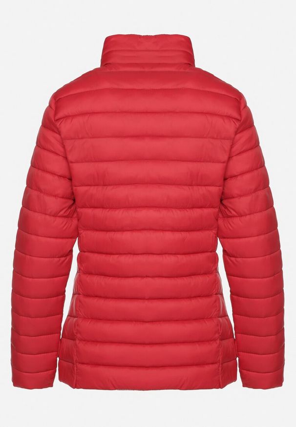 Born2be - Czerwona Pikowana Kurtka z Kieszeniami Zapinanymi na Zamek Błyskawiczny Mivindra. Okazja: na co dzień. Kolor: czerwony. Materiał: jeans. Styl: casual