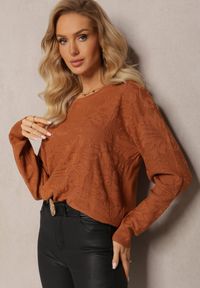 Renee - Brązowy Sweter w Tłoczony Ornamentalny Wzór Neston. Kolor: brązowy. Styl: klasyczny #1