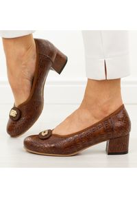 POTOCKI - Brązowe skórzane czółenka damskie Potocki 19488. Okazja: na wesele, na imprezę, na ślub cywilny. Nosek buta: okrągły. Kolor: brązowy. Szerokość cholewki: normalna. Materiał: skóra. Sezon: wiosna, lato, jesień. Obcas: na obcasie. Styl: wizytowy, klasyczny, elegancki. Wysokość obcasa: niski #1