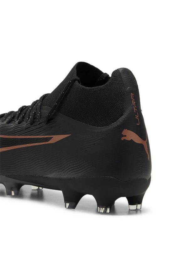 Buty piłkarskie męskie Puma Ultra Pro. Zapięcie: bez zapięcia. Kolor: wielokolorowy, czarny, brązowy. Materiał: materiał, syntetyk. Szerokość cholewki: normalna. Sport: piłka nożna