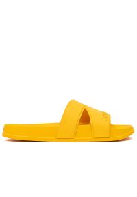 Klapki New Balance SUF20SC1 - pomarańczowe. Zapięcie: pasek. Kolor: pomarańczowy. Materiał: materiał. Szerokość cholewki: normalna. Wzór: gładki. Styl: klasyczny. Sport: turystyka piesza