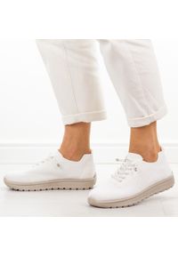 NEWS - Białe sportowe buty damskie News 231. Okazja: na spacer, na co dzień. Kolor: biały. Materiał: tkanina. Sezon: lato, wiosna. Sport: turystyka piesza #1