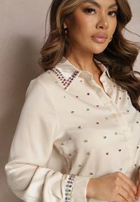 Renee - Jasnobeżowa Elegancka Koszula z Długim Rękawem z Błyszczącymi Ćwiekami i Cyrkoniami Ednasia. Okazja: na co dzień. Kolor: beżowy. Długość rękawa: długi rękaw. Długość: długie. Wzór: aplikacja. Styl: elegancki #3
