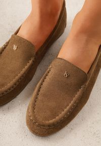 Renee - Ciemnobeżowe Mokasyny VICES z Wkładką ze Skóry Naturalnej i Metalicznym Elementem Alcimene. Nosek buta: okrągły. Kolor: beżowy. Materiał: skóra. Obcas: na obcasie. Wysokość obcasa: niski #3