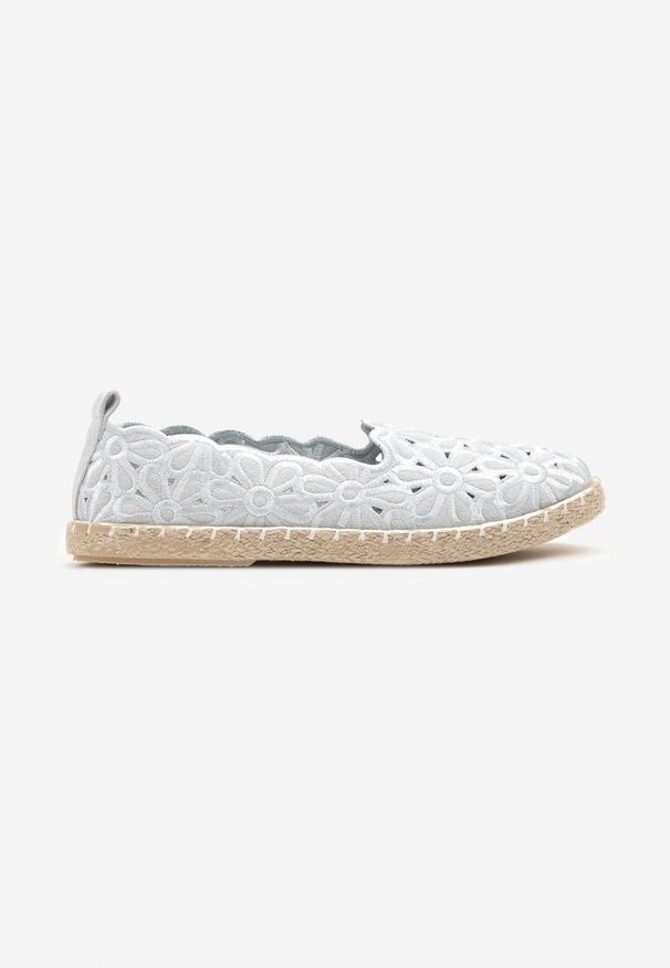 Renee - Jasnoniebieskie Plecione Espadryle Vices z Kwiatowym Motywem z Ażurowymi Wycięciami Honavia. Okazja: na co dzień, na spacer. Kolor: niebieski. Materiał: jeans. Wzór: ażurowy, kwiaty. Styl: casual